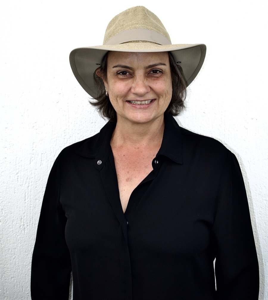 Fabíola Mendonça, médica veterinária, de camisa preta e chapéu